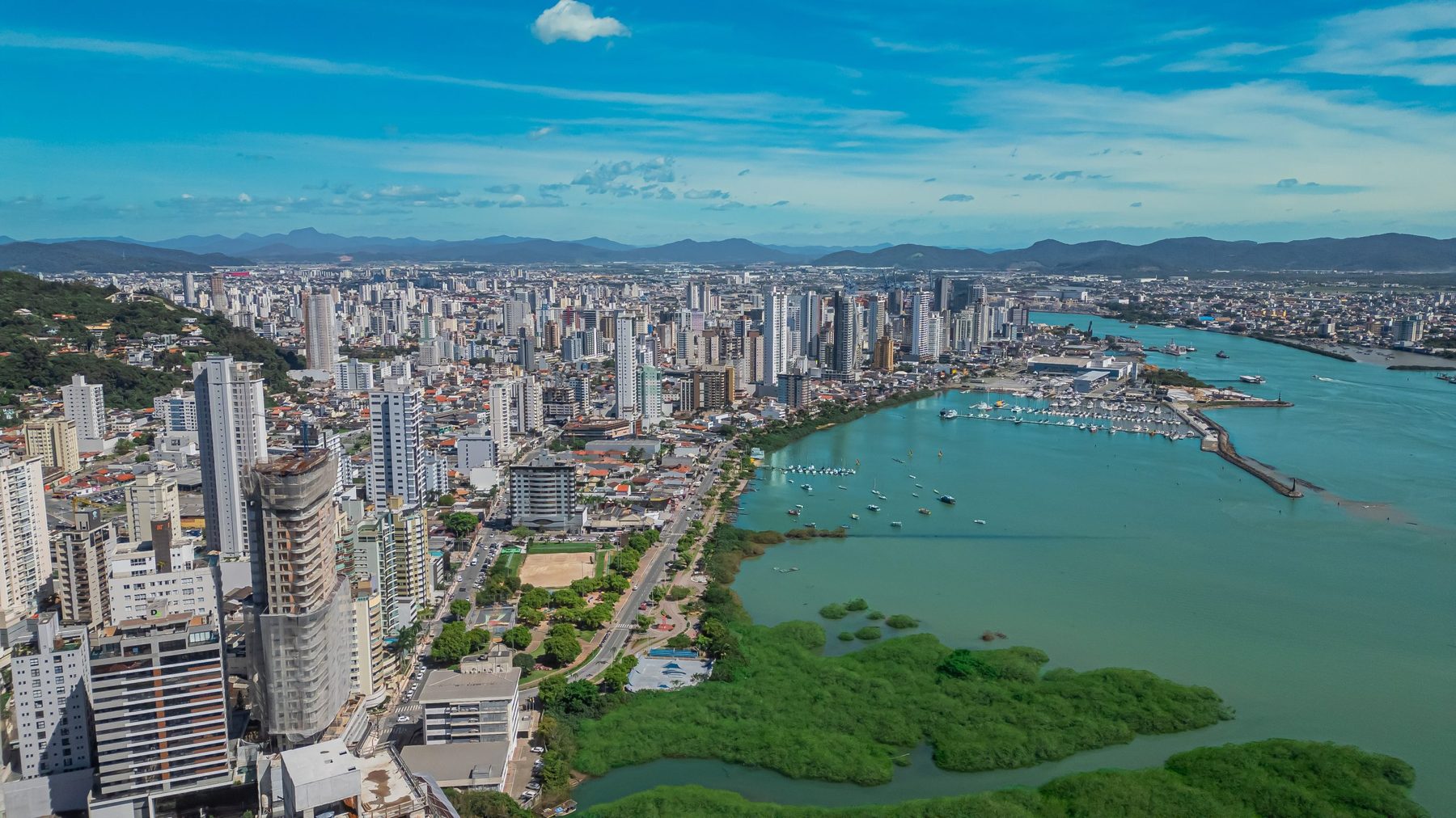 Vista aérea de Itajaí com o Saco da Fazenda, a Beira-Rio e o Rio Itajaí-Açu